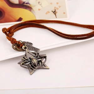 Collana vintage in pelle con ciondolo a ragno e ciondoli in bronzo stile bohémien