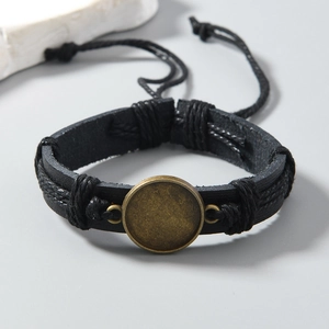 Makroaufnahme von handgewebtem schwarzen PU-Lederarmband mit Bronze-DIY-Rundbasis