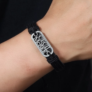Bracelet tressé en cuir noir fait main avec une plaque métallique argentée rétro ajourée
