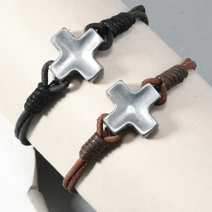 Bracelets en cuir tressé noir et marron avec pendentifs en forme de croix vintage