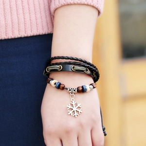 Bracciale retrò multistrato in pelle intrecciata con perline e ciondolo a fiocco