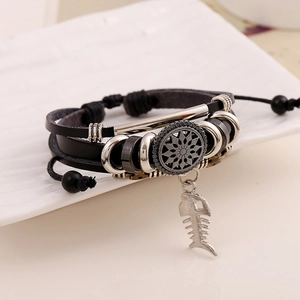 Mehrlagiges geflochtenes Lederarmband in Schwarz mit Fischgrätenanhänger und Sonnenperle