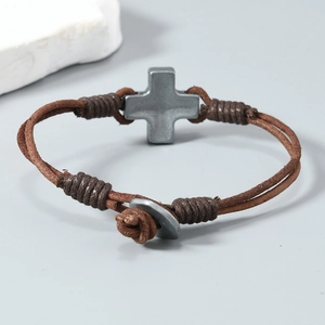 Bracelet en cuir marron tressé à la main avec pendentif croix vintage et fermoir métal