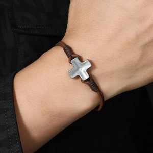 Bracelet rétro en cuir tressé main avec croix et cordon marron ajustable pour homme