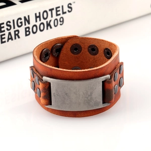 Bracelet large en cuir marron rétro style punk avec plaque en métal et rivets réglables