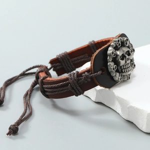 Bracciale punk in pelle marrone intrecciata con teschio d'argento vintage e cordino