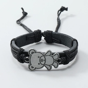 Detail eines verstellbaren schwarzen Lederarmbands mit antikem Silberbär-Anhänger