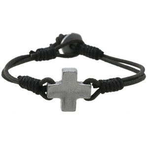 Bracelet tressé en cuir noir avec pendentif croix argentée sur fond blanc neutre