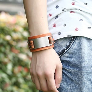 Bracelet large rétro en cuir marron avec plaque en métal brossé et rivets industriels