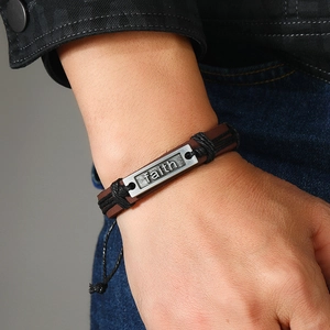Bracelet rétro en cuir marron avec plaque métallique gravée Faith et détails noirs