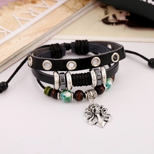 Bracciale multistrato in pelle con borchie metalliche e ciondolo a teschio vintage