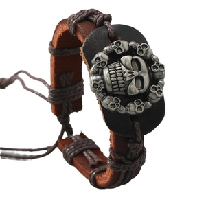 Bracciale punk in pelle intrecciata con un grande teschio in metallo argentato al centro