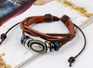Dettagli del bracciale multistrato in pelle intrecciata con pietre blu e perline in legno