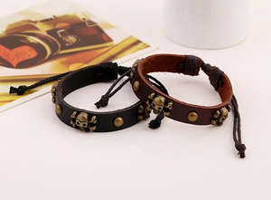 Détails de bracelets punk en cuir vintage avec crâne en bronze et cordes tressées