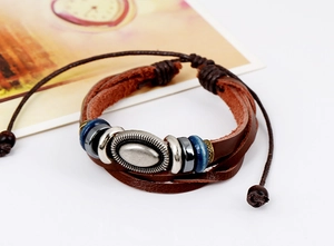 Dettaglio del bracciale bohémien in pelle con cinturini multistrato e ciondolo argento