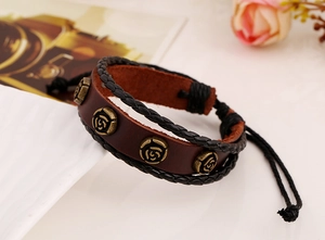 Détails du bracelet en cuir tressé avec des breloques fleurs de rose en bronze vintage