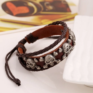 Bracciale punk retrò in vera pelle marrone intrecciata con tre ciondoli a teschio