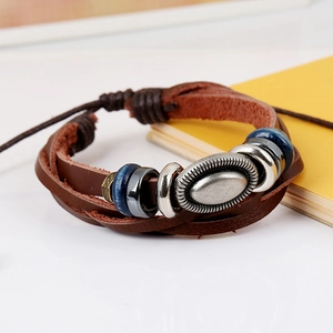 Bracciale multistrato in pelle intrecciata con perline in legno e ciondolo in lega retrò