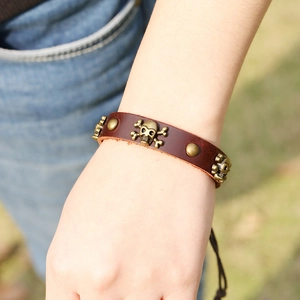 Bracelet en cuir fait main avec clous tête de mort vintage et perles en bois pour hommes