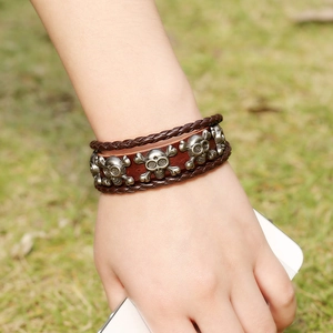 Bracciale multistrato in pelle intrecciata marrone con ciondoli a teschio vintage