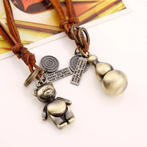 Collana in pelle retrò con ciondolo a forma di orso e zucca in bronzo e targa in metallo