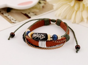 Détail d'un bracelet multicouche en cuir bohème avec motif d'arête de poisson sur perle