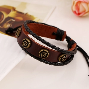 Bracelet multicouche en cuir rétro avec breloque rose bronze et détails tressés