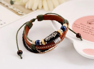 Détails d'un bracelet en cuir multicouche avec perles vintage et pendentif arête de poisson