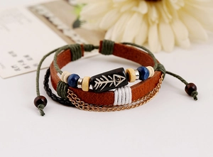 Détail du bracelet bohème multicouche en cuir avec perle arête de poisson et bois
