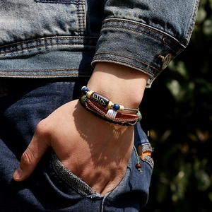 Bracelet multicouche en cuir rétro avec breloque arête de poisson pour hommes