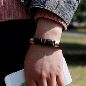 Bracelet multicouche en cuir tressé noir unisexe avec fermoir en métal doré au poignet