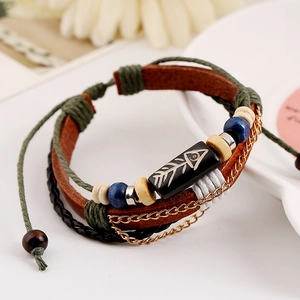 Bracelet multicouche en cuir fait main avec perle arête de poisson et tressage boho