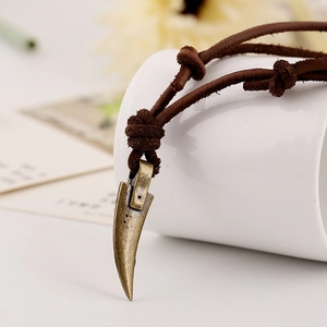 Retro men's adjustable leather necklace with vintage bronze tooth pendant detail