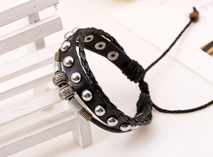 Details des Vintage-Lederarmbands mit silbernen Nieten und verstellbarem Kordelzug