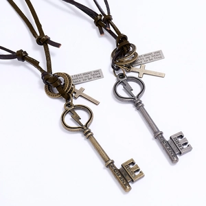 Dettaglio della collana vintage in pelle con pendente a chiave energia e piastra incisa