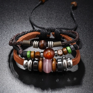 Détail du bracelet multicouche en cuir avec perles en bois et cordon réglable