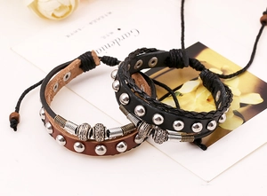 Nahaufnahme von Vintage-Lederarmbändern mit Metallnieten und Retro-Perlen-Details