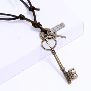 Collana in pelle retrò con ciondolo a chiave in bronzo e citazione incisa stile punk
