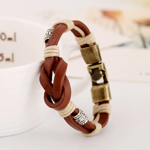 Bracelet rétro en cuir tressé avec perles métalliques sur une tasse en céramique
