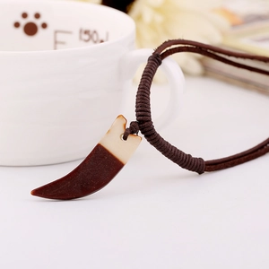 Collier rétro en cuir pour hommes avec pendentif en corne de bœuf et cordon tressé