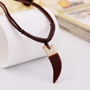Collier rétro en cuir pour homme avec cordon tressé et pendentif de défense sur une tasse