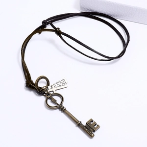 Collana lunga in pelle vintage con ciondoli a chiave in bronzo e croce in stile retrò