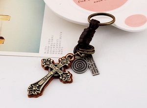 Porte-clés rétro en cuir tressé main avec pendentif croix en bronze et breloque gravée