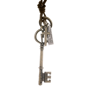 Collana retrò con ciondolo a chiave in bronzo, croce, laccio in cuoio e targa incisa