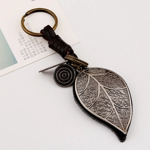 Vintage-Schlüsselanhänger aus Leder mit Blattanhänger und antiken Bronze-Elementen