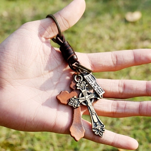 Porte-clés vintage en cuir tressé à la main avec pendentif croix en métal argenté