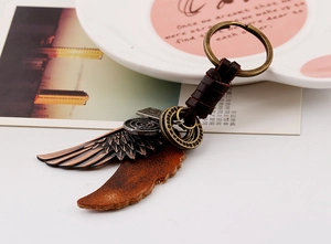 Détail de l'aile vintage en alliage de bronze et porte-clés en cuir avec cordon tressé