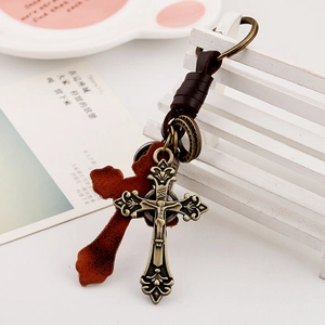 Porte-clés vintage en cuir avec un crucifix de Jésus en bronze sur cuir de vachette