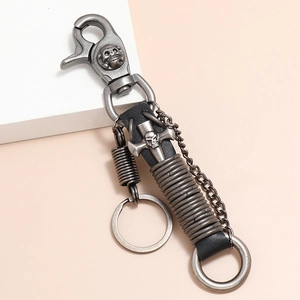 Details des Gothic-Leder-Schlüsselanhängers mit antikem Totenkopf-Relief und Karabiner