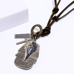 Détail d'un pendentif pharaon égyptien avec plaque gravée sur cordon en cuir marron
